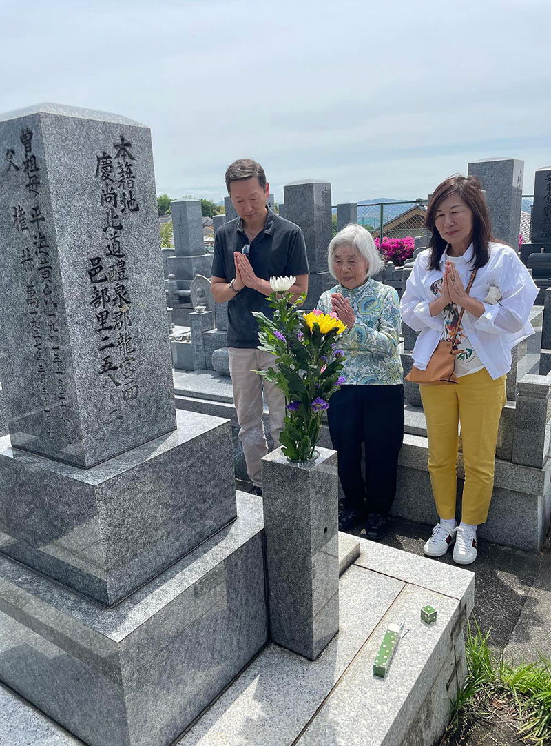Rosa and family at Grandfather's tomb in Kyoto