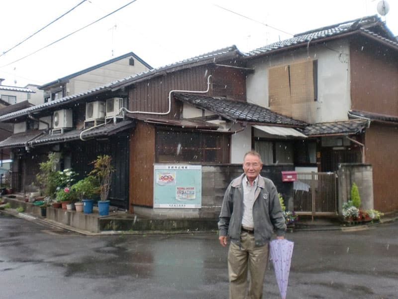 Rosa's father at the location where his father lived in Kyoto